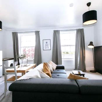 Peaceful Apartment, Private Parking, Walk To City Centre