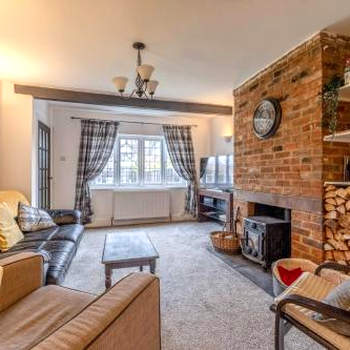 COSY HOME NEAR DORNEY, WINDSOR & Free Parking