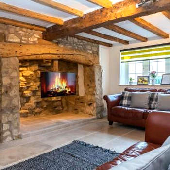 Lovely 4 Bed Cottage, Sleeps 8 with free parking and Wi-Fi near Gloucester and Cheltenham