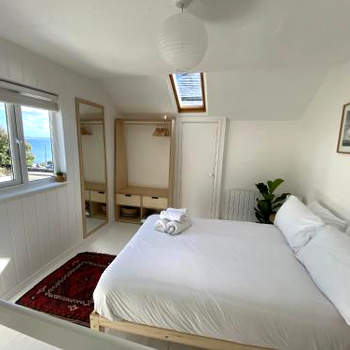 Cheerful one bedroom cottage in Mousehole.