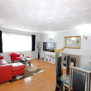 Cheerful 3 Bedroom 2 Bathroom Bungalow by CozyNest