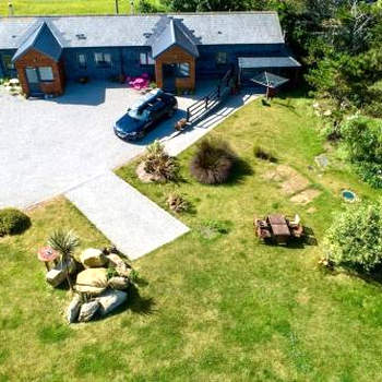 2 Bedroom Cottage sleeps 4, with Pool Use, Sennen