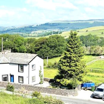 Cosy country cottage with log fireplace and views