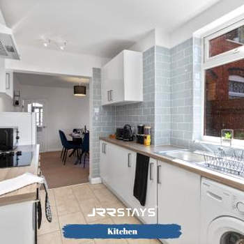 Nuneaton - Ideal 3 Bedroom, Wi-fi Parking, Sleeps 6 - JRR Stays