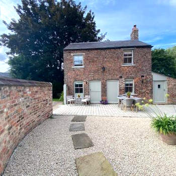 Grooms Cottage next to Sheriff Hutton Castle