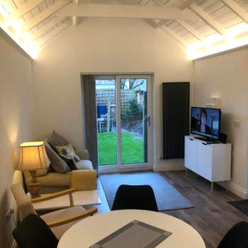 Unique one bed contemporary bungalow town centre