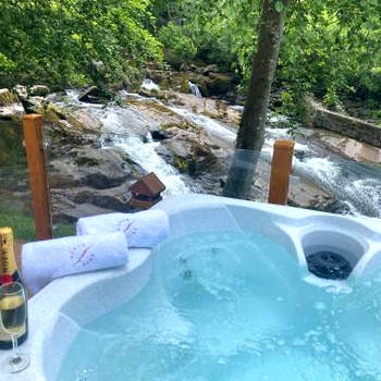 V13 - The Falls with Hot Tub