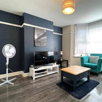 Comfortable King Bed - Location - Contractors - Family - Parking