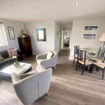2 Bedroom cottage sleeps 4 with Hot-tub, & shared Pool use