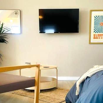 Lovely bijou loft apt, one road back from the sea