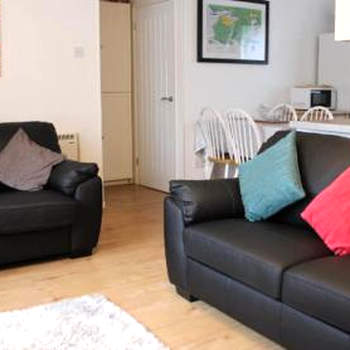 2 bedroom Chalet all to yourself, free parking, dogs welcome