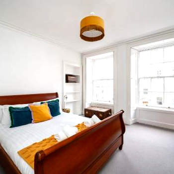 Luxury 3 Bedroom Apt On Edinburgh's Royal Mile