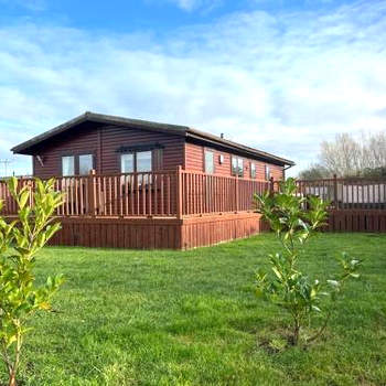 Pinewood View Lodge with Hot Tub