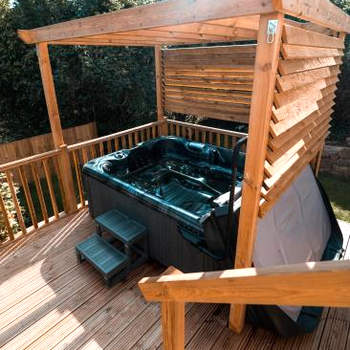 Luxury Renovated Bungalow with wheel chair access, Hot Tub and Fire Pit