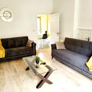 5 Bedroom house in great location, near stadium NN5