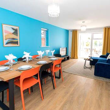 Spacious & modern 3 bed, 10 min to beach, parking - Lyell House