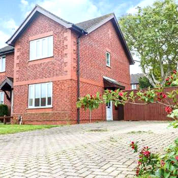 Delightful 2 Bed Room Property, Free Off Road Parking.