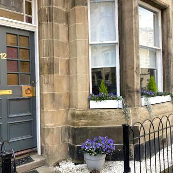 Lovely main door 2 bed apartment