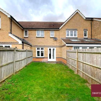 Bracknell - 2 Bedroom House With Garden and Parking