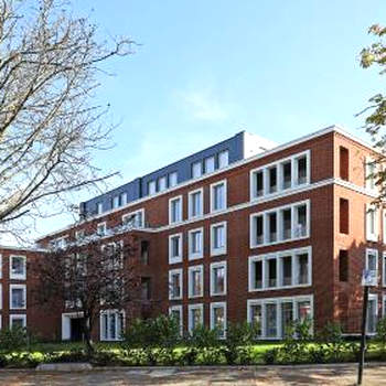 Stunning apartment building, walking distance to Ealing Broadway tube!