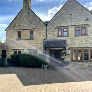 Cotswolds Luxury House in Central Bourton Large Sleeps 2-11. Pet Friendly.
