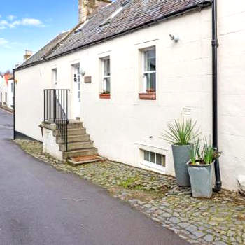 Whinstone Holiday Home sleeps 10 in Falkland
