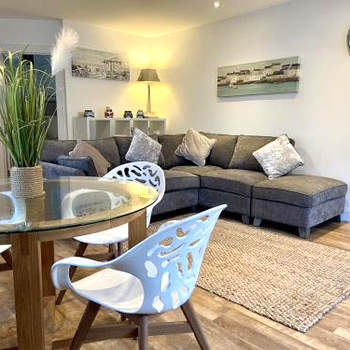 Relaxing 2 Bedroom Garden Cottage
