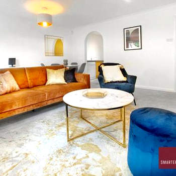 Wokingham - 2 Bedroom Maisonette - With Parking