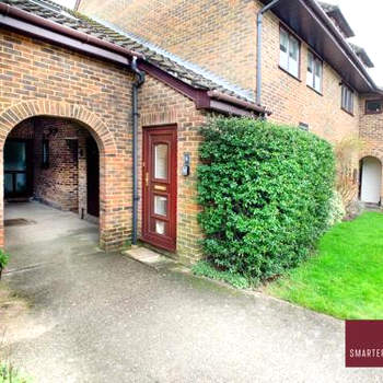 Wokingham - 2 Bedroom Maisonette - With Parking