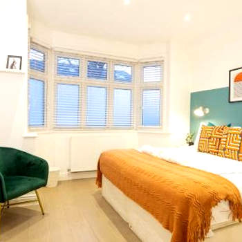 A beautiful one bedroom flat with garden & parking