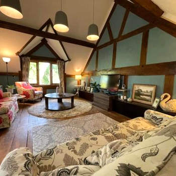 Stylish 2-bed cottage with secure parking