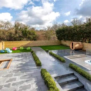 Love island style Mansion, Hot Tub, Sauna, Games room, themed rooms, bar, sleeps 24