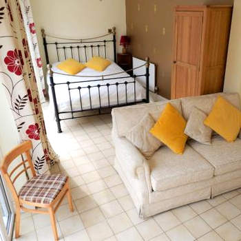 Colchester Sunny Studio Apartment with EV Charging Point