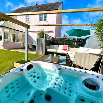 Manuka Cottage, stylish property with hot tub