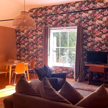 Top House -Stylish property in village location