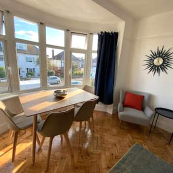Entire 2 bed property, 1 road back from the sea
