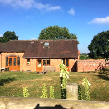 Coach House at Oaks Barn Farm Alcester with optional hire Salt water hot tub