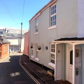 Providence Cottage a Lovingly Restored Cottage just a stones throw from Beach
