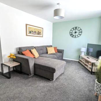 Gayton Apt, 2 Bdrm, Contractor, FREE parking, Kitchen, Near Motorways