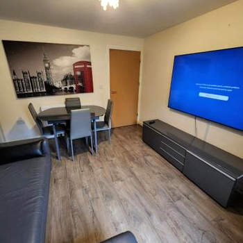 Beautiful 4 bedroom home with private parking
