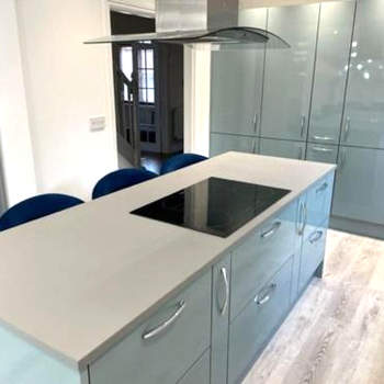 Large 5 Bedroom Family home with parking and WI-FI
