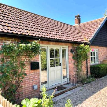 Lovely quiet cottage Sleeps 4 adults, 4 children, Dog Friendly
