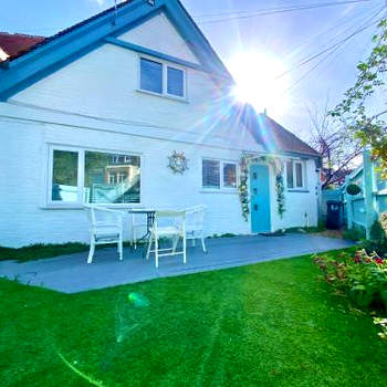5 Min Walk to the Best Beach! Lovely 3 Bedroom Charming Cottage! - Great Location - FREE Parking - Fast WiFi - Smart TV - sleeps up to 6! Close to Bournemouth & Poole Town Centre & Sandbanks