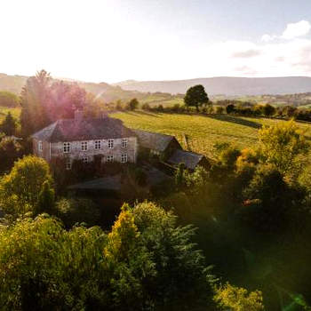 Beautiful farmhouse near Abergavenny - Sleeps 6-22