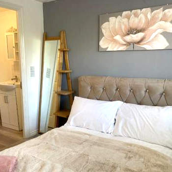 Canterbury Holiday Home Sleeps 5 WIFI Parking for 2 cars