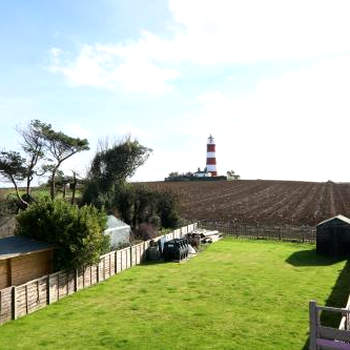 2 minutes to Happisburgh beach and lighthouse views - dog friendly Norfolk