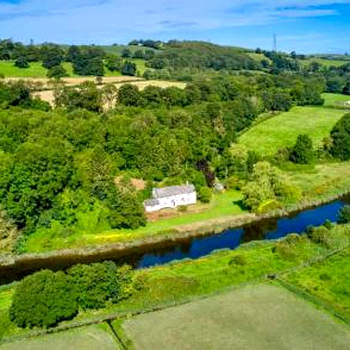 Luxury Rural River Edge Retreat, Pet Friendly