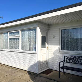 14, Sundowner Holiday Park, Hemsby - Beautifully presented two bed chalet, sleeps 6, pet friendly, close to beach