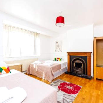 5 Bedroom Contractor House with Parking walking distance to Station