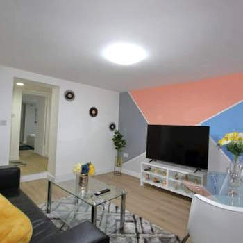 Oasis, Central Self Contained Flat by CozyNest